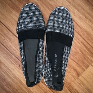 Black and white flat slip on